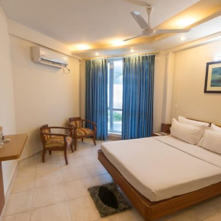Empires Hotel Puri Buitenkant foto
