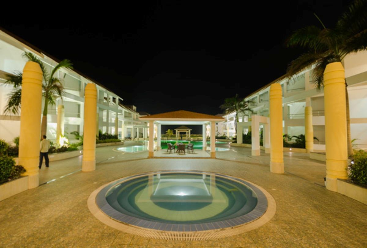 Empires Hotel Puri Buitenkant foto