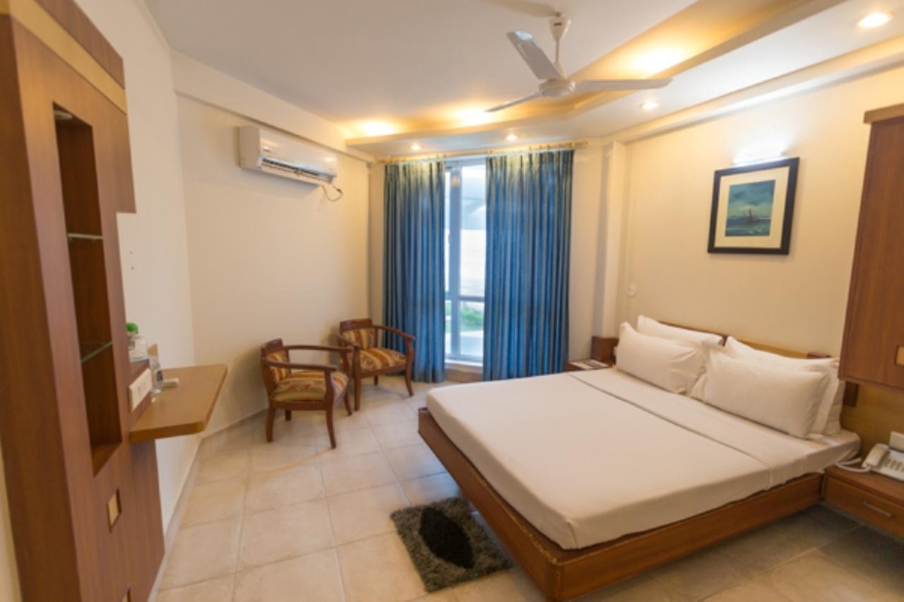 Empires Hotel Puri Buitenkant foto