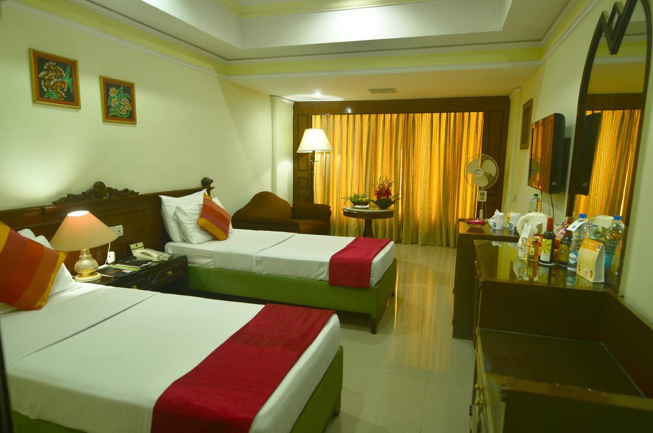 Empires Hotel Puri Buitenkant foto