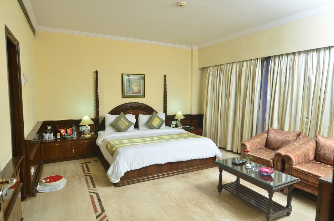 Empires Hotel Puri Buitenkant foto