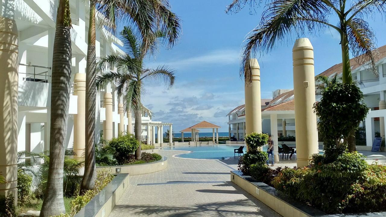 Empires Hotel Puri Buitenkant foto