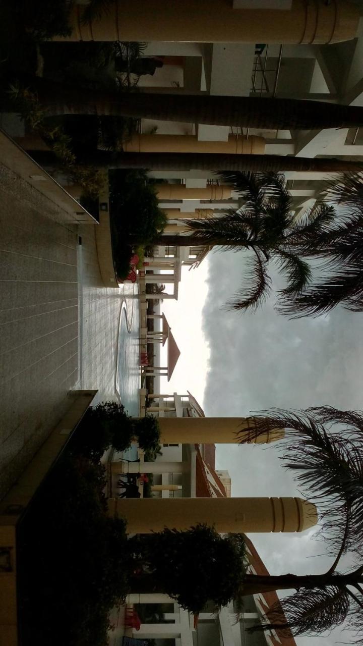 Empires Hotel Puri Buitenkant foto